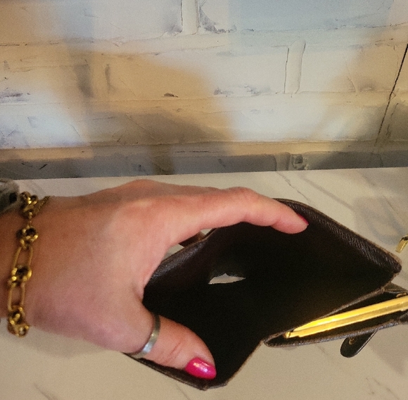 Louis Vuitton Kiss Lock Damier Wallet - Picture 11 of 12